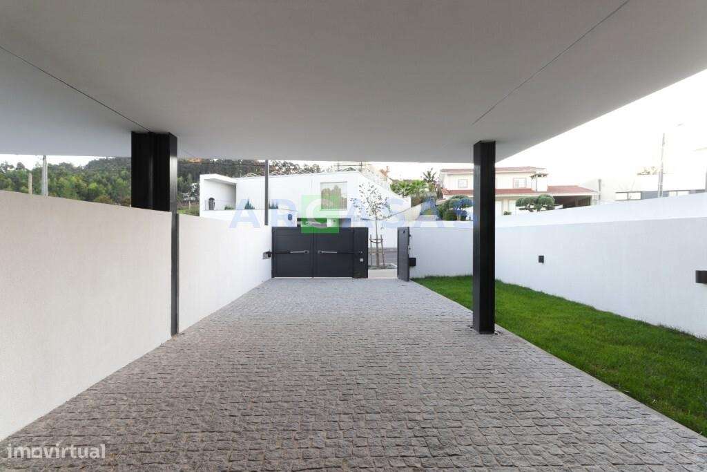 Moradia V3 com jardins e estacionamento na Trofa-34