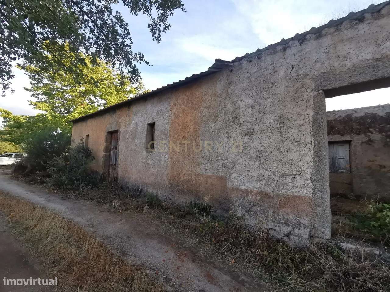 Terreno rústico com construção e poço – Freixial do Campo-10