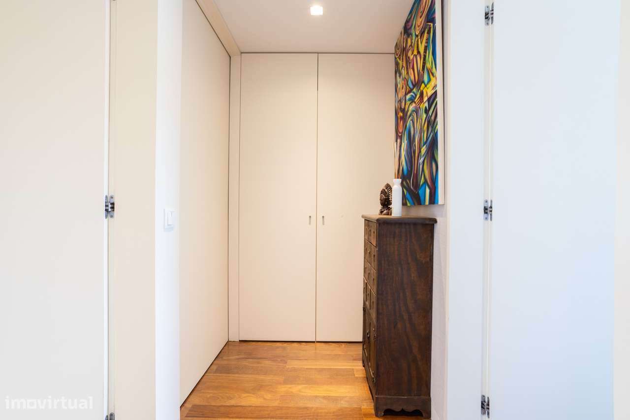 Excelente imóvel T2 com Garagem Box, condomínio Fechado com Court de T-26