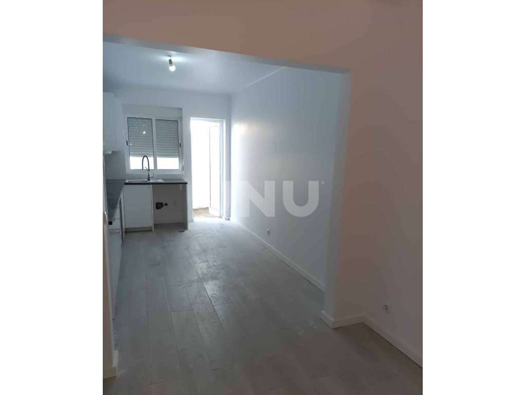 Apartamento T2 + 1 com quintal Remodelado - Grande imagem: 4/13