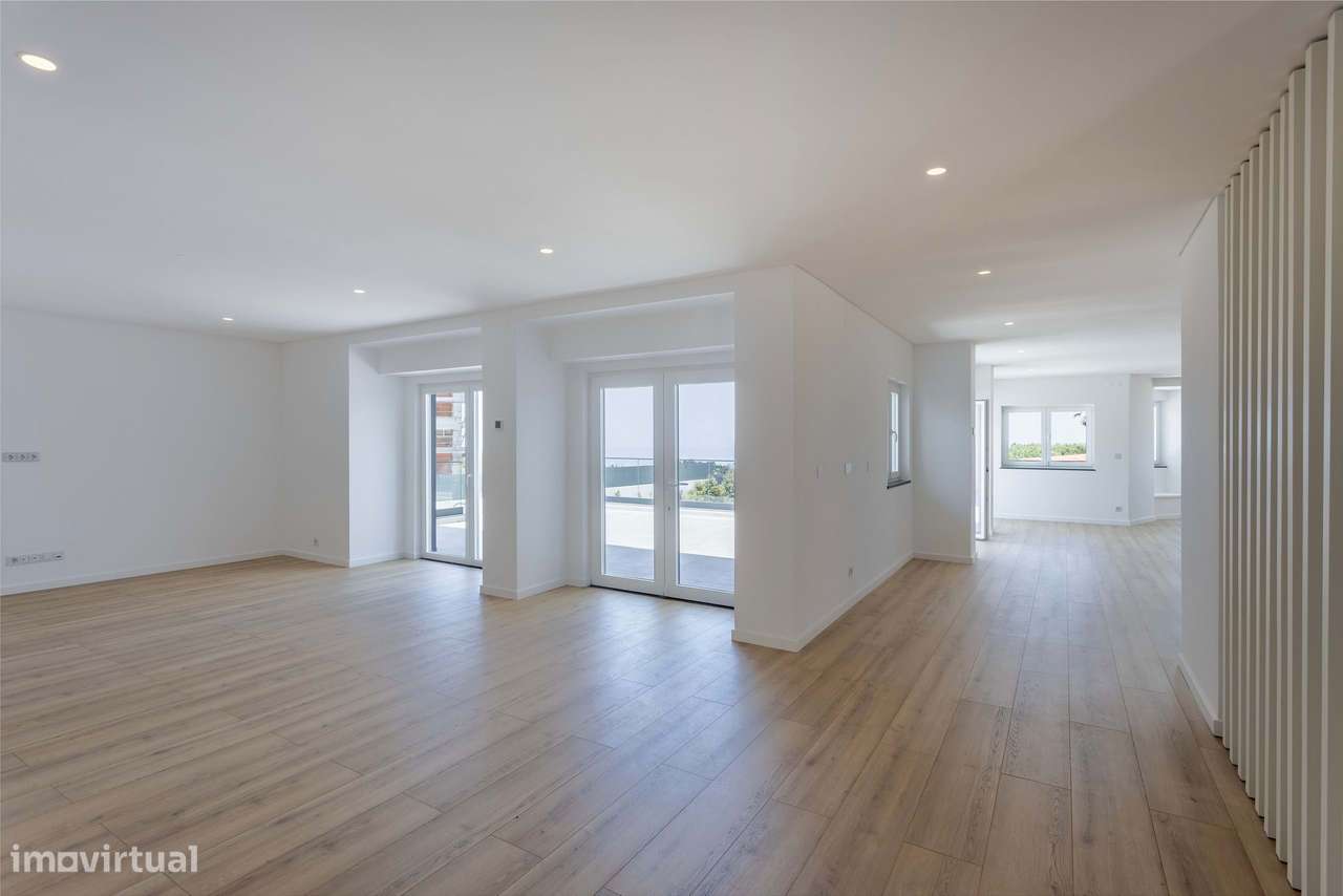 Moradia T6 com Piscina, Vista Mar e Terreno de 3.920 m² | Azoia, Sintr-32