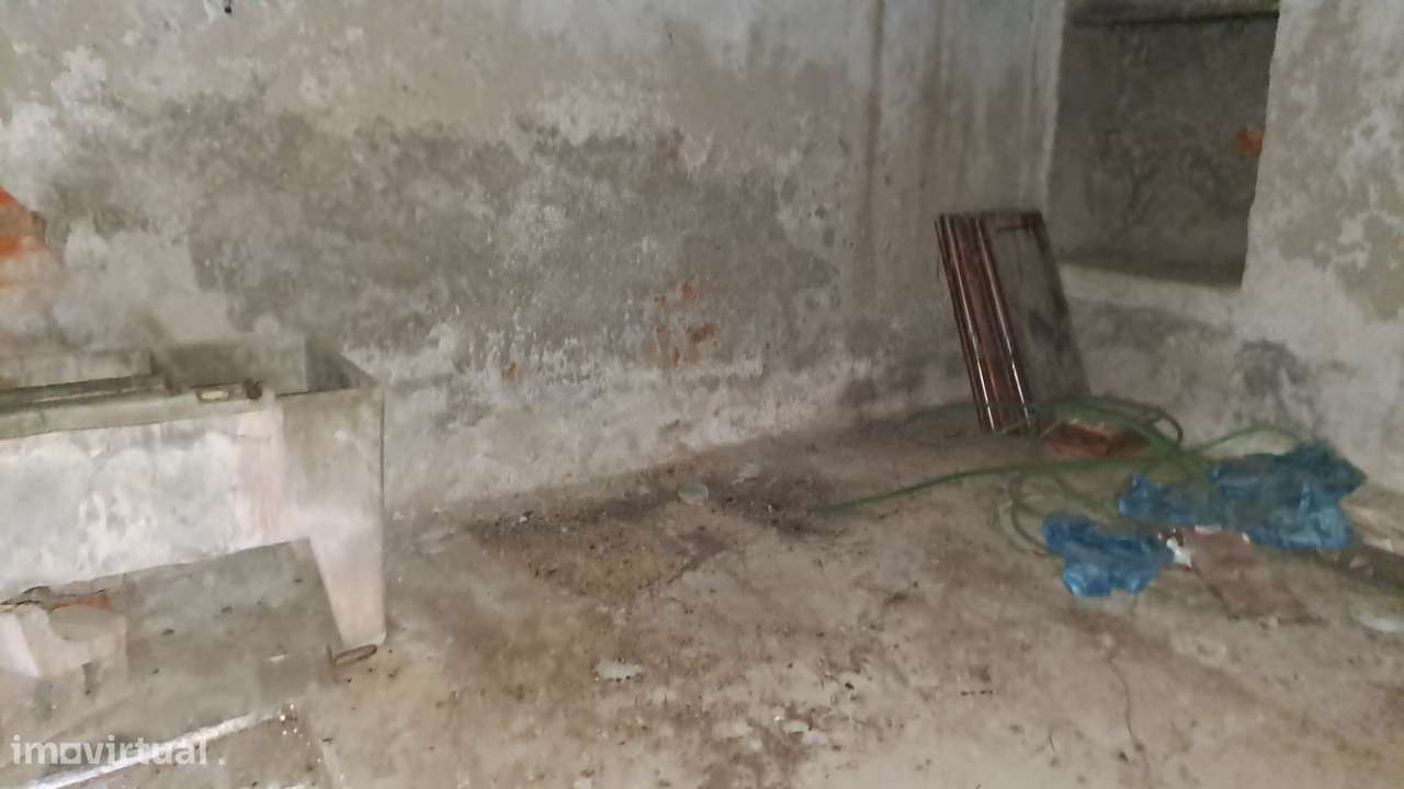 Moradia T2 para Reconstrução no Centro de Almalaguês-10