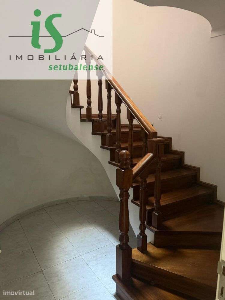 MORADIA T6 À VENDA EM  ALMADA COM GARAGEM-6