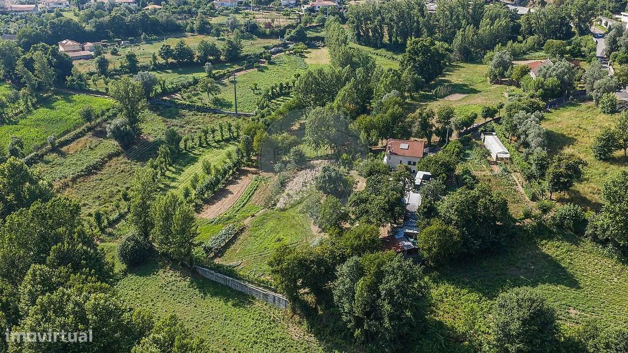 Moradia T4 com Terreno e Árvores de Fruto em Moure, Vila Verde-41