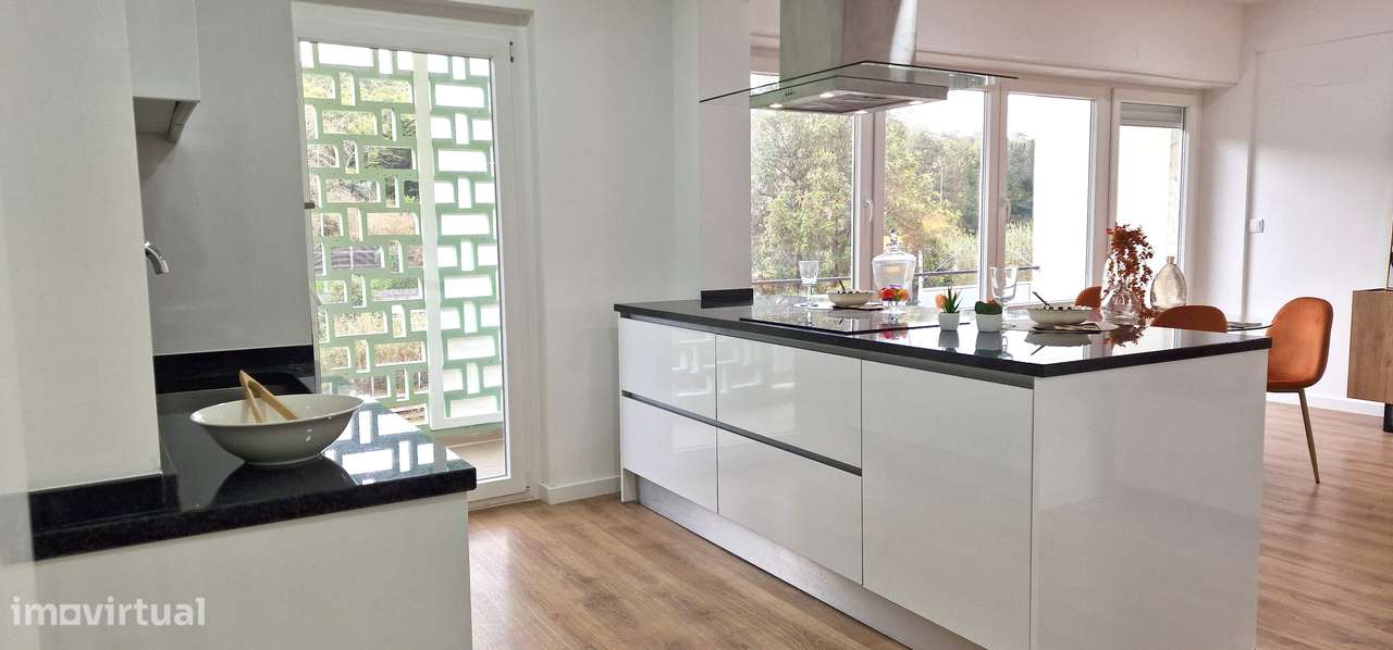 Encante-se com Este Apartamento Remodelado em Localização Prestigiada - Grande imagem: 2/17