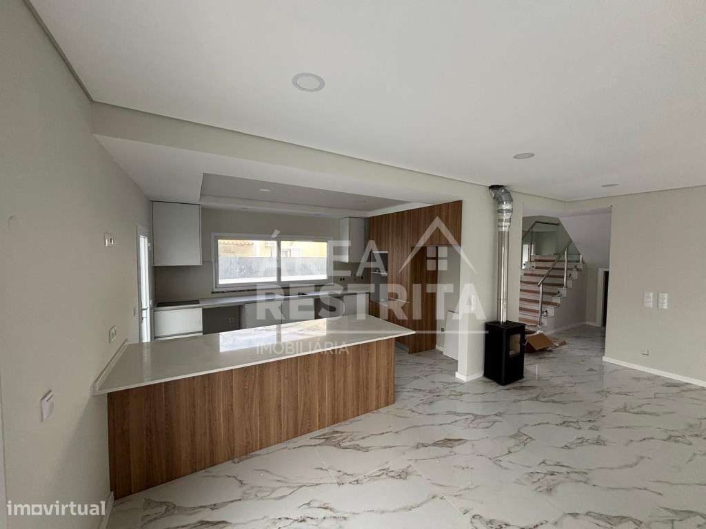 Moradia T5 Isolada com piscina Nova em Azeitão - Grande imagem: 4/26