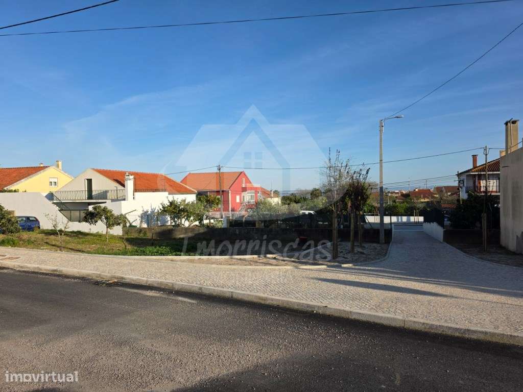 Terreno de gaveto urbano com 215 m², legalizado na Portela da Azóia - Grande imagem: 5/6