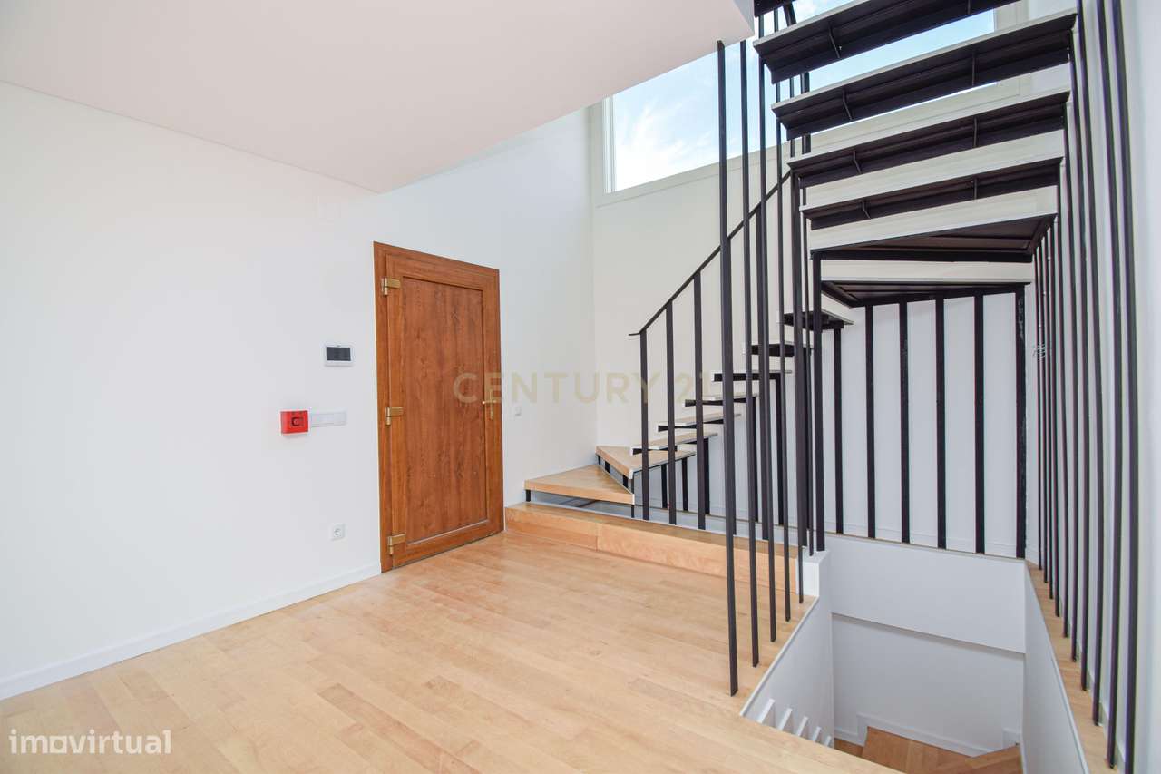 Moradia T4 de Arquitetura Moderna e Sustentável em Famões - Casal do R-5