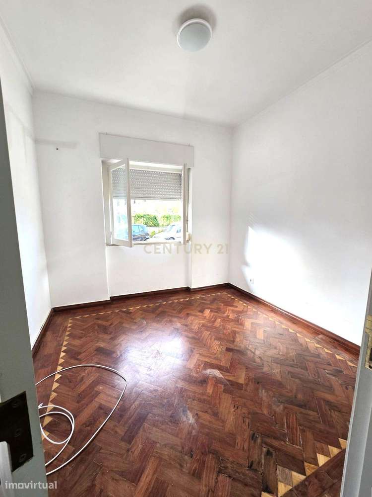 T1 em Linda-a-Velha – Cozinha Remodelada e Excelente Localização - Grande imagem: 4/10