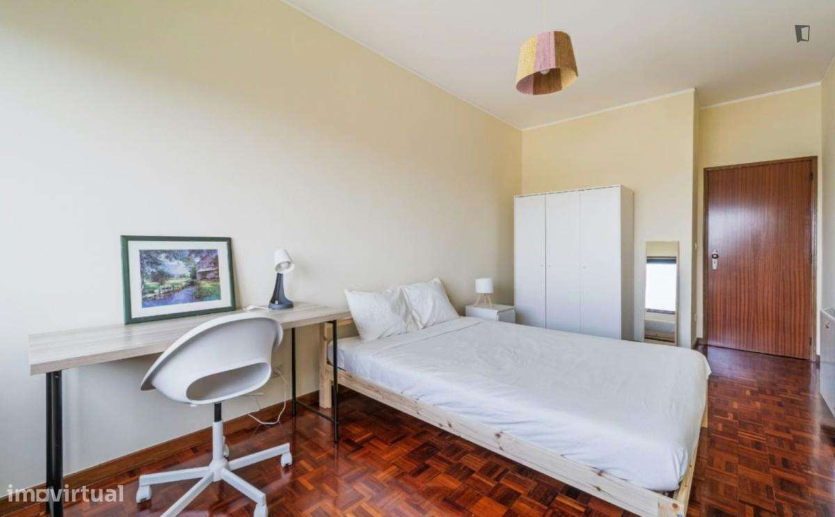 Quarto - localizado em Lordelo do Ouro Porto - Grande imagem: 2/10