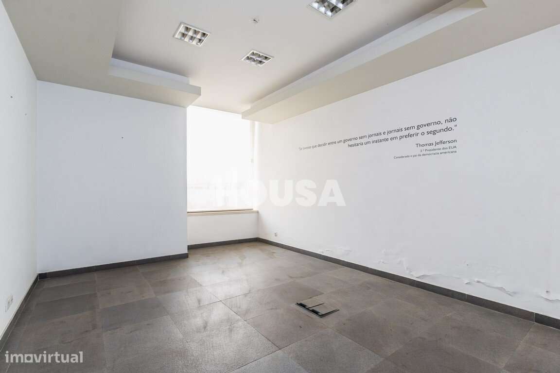 Prédio de 4 Pisos Junto à Estação de Comboios - Grande imagem: 4/26