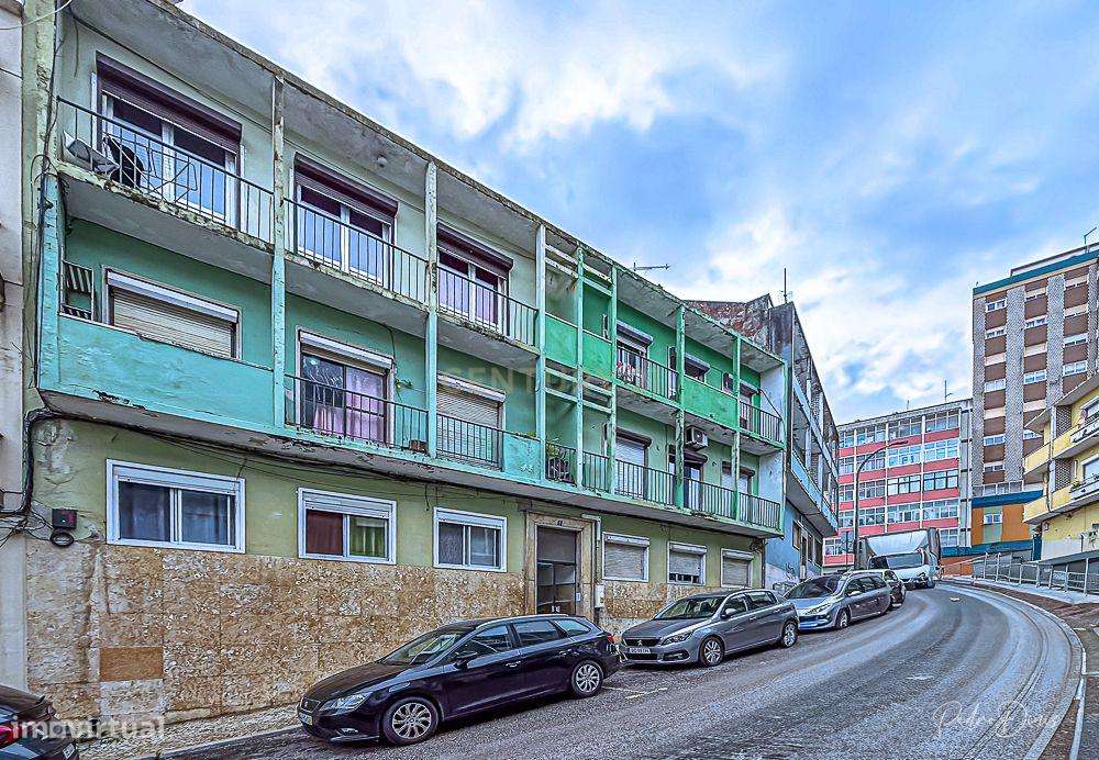 Apartamento T3 EM FASE DE RENOVAÇÃO TOTAL !!! - Grande imagem: 2/6