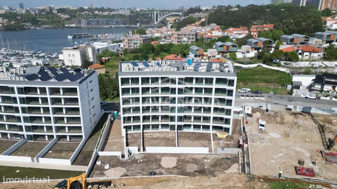 LA- Apartamento T3 Novo c/ Terraço e 2 Lugares de Garagem em Canidelo-21