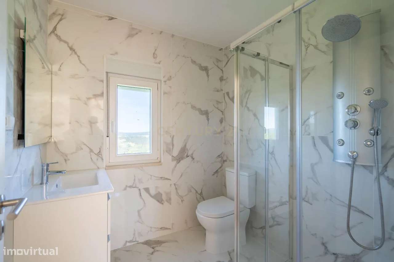 Moradia T3 de dois pisos com terreno totalmente renovada a cinco minut-38