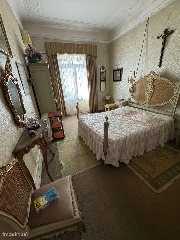 Charmoso Apartamento Familiar de Época com Excelente Potencial-2