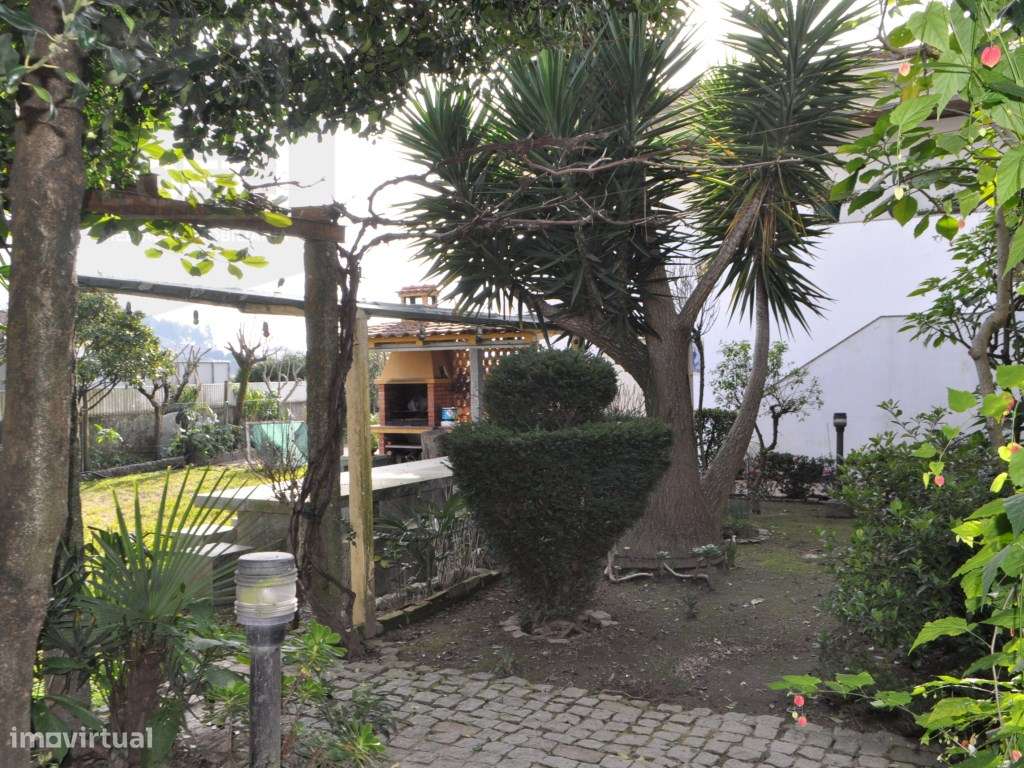 Moradia V4 em Candoso S.Santiago e Mascotelos-49