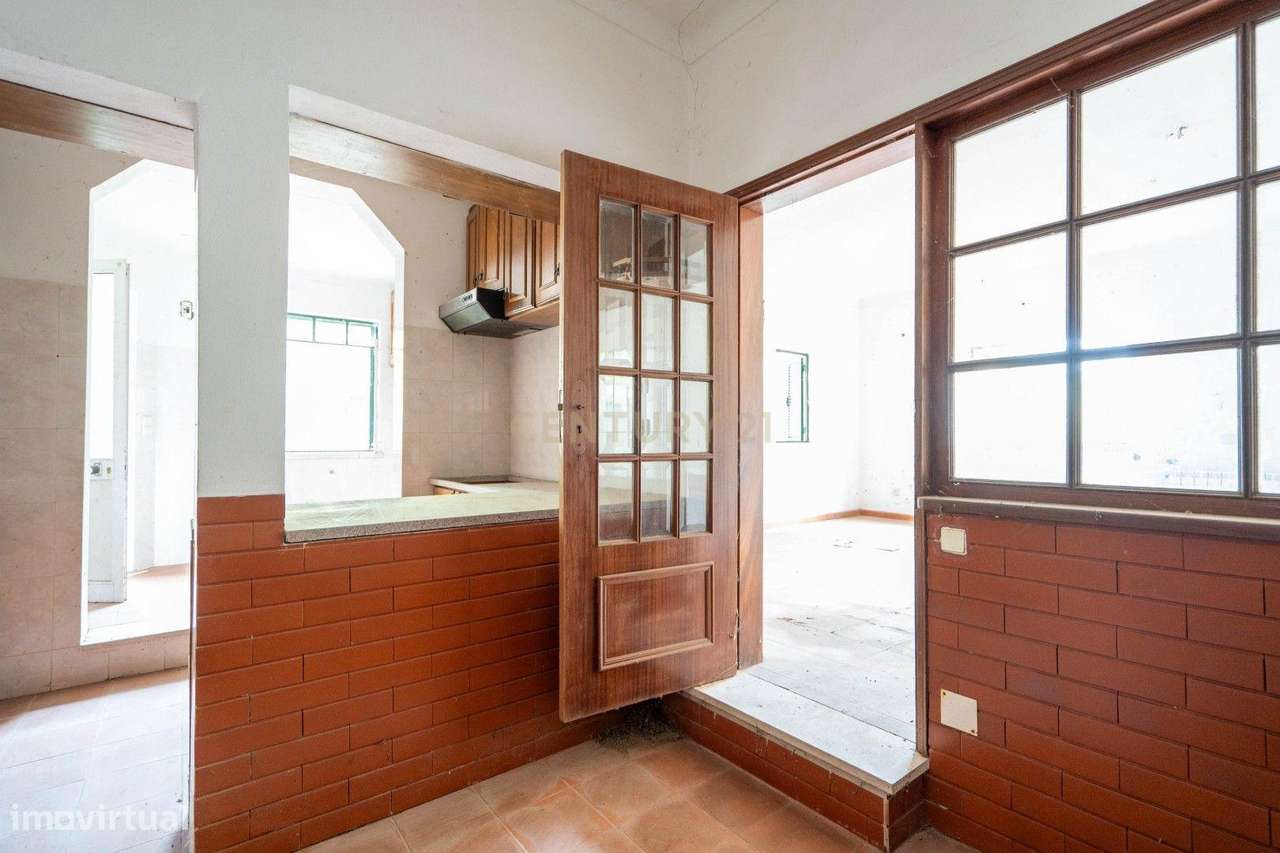 Moradia de dois pisos de tipologia T4 com terreno-5