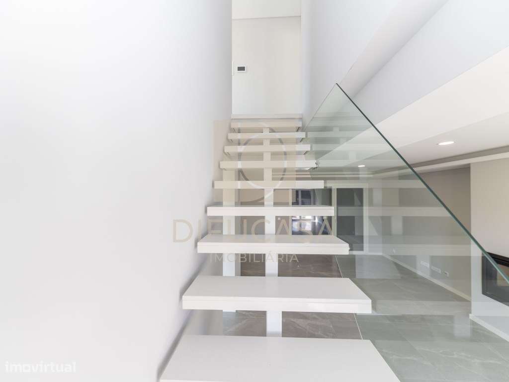 R300 Moradia T3+ 1 (sala de 40m2 localizada centro Fernão Ferro)-22