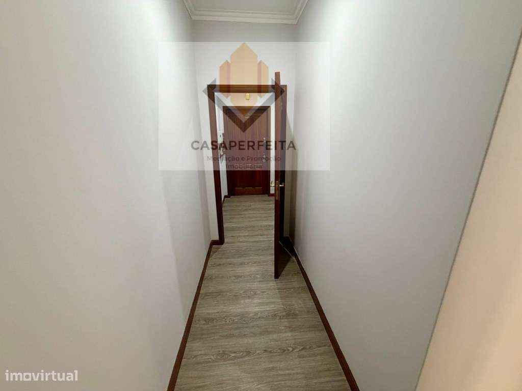 Apartamento T1 com Varanda e Lugar de Garagem - Canelas-15