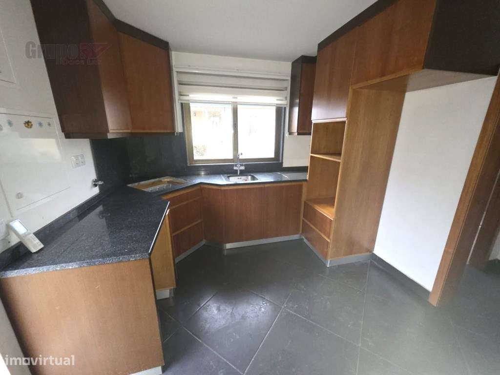 Moradia T3 com Armazém de 300m² - O Equilíbrio Perfeito entre Habit...-9