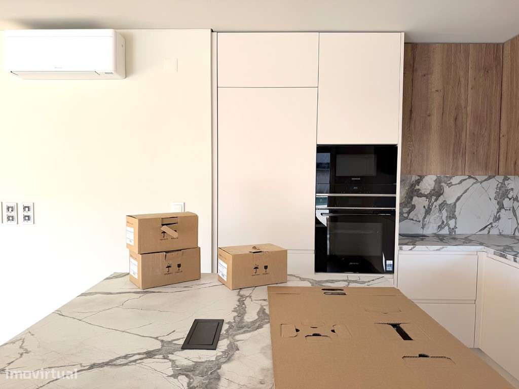 Exclusiva Moradia Isolada T4 com 3 Suítes, Piscina Privada e Garage...-4
