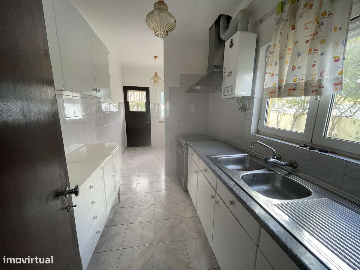 Moradia com 320m² de terreno e potencial incrível.-5