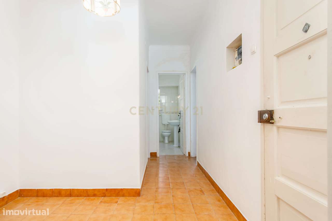 Espaçoso T2 com Jardim em Localização Central em Almada-7