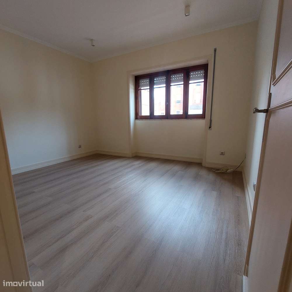 Apartamento T4 com 3 casas de banho e garagem-25