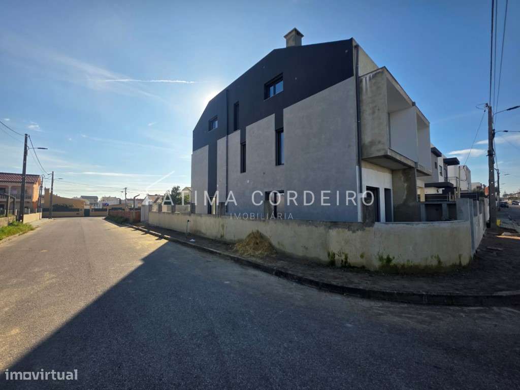 Moradia Geminada T4 com duas Suítes em fase final de acabamentos-1