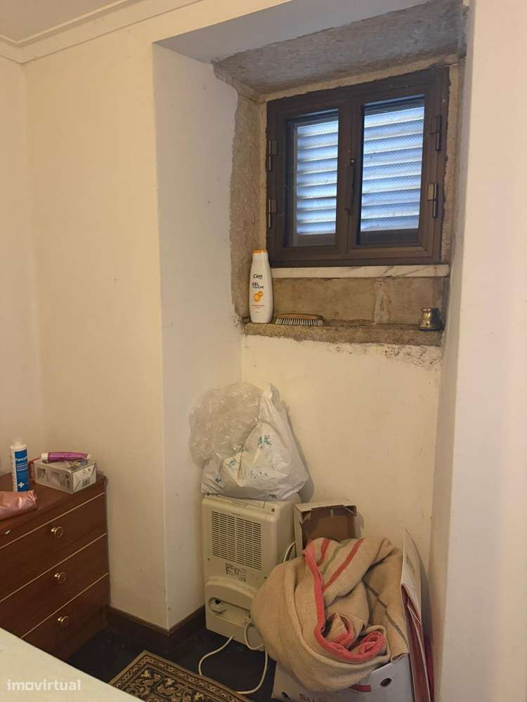 Moradia antiga com terreno, furo de agua e painéis solares aquecimento-26