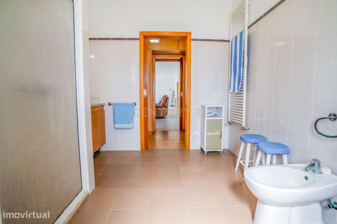 Moradia T6, localizada numa das zonas mais valorizadas do Oeste-14