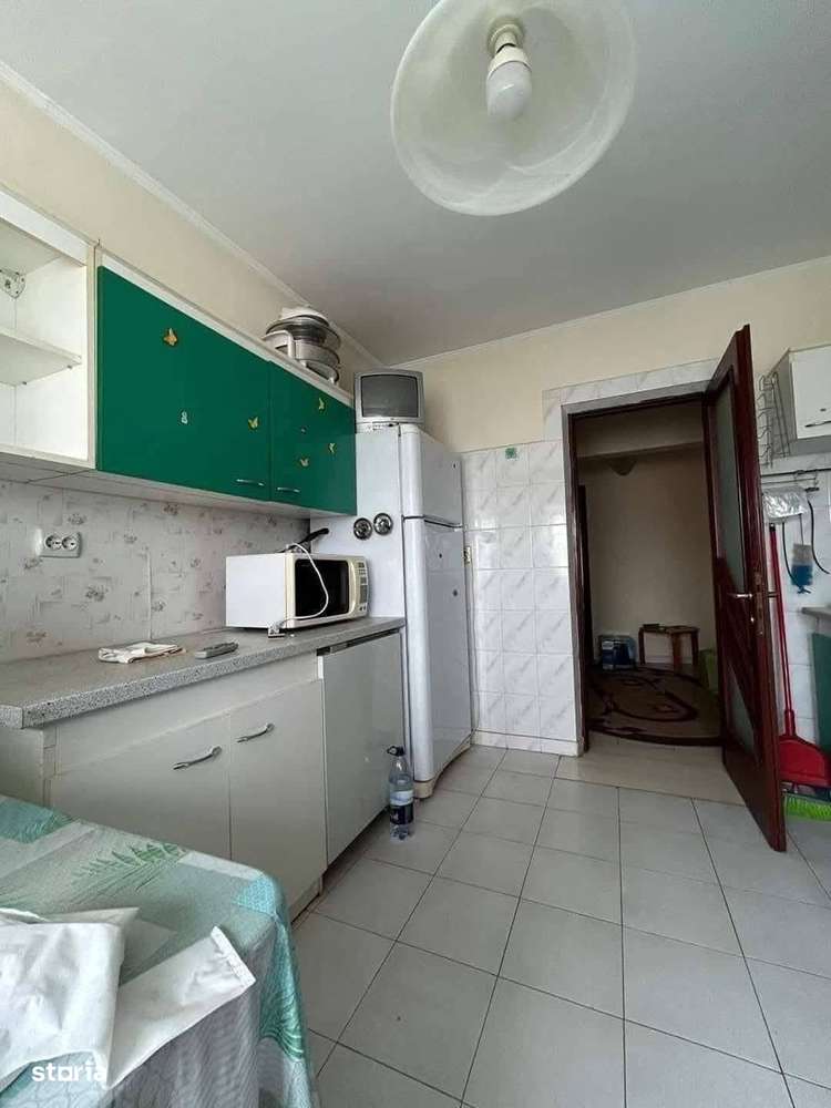 De vanzare 4 camere pe Bd Roman Musat, 2 bai, 2 balcoane, 65.000 euro-2