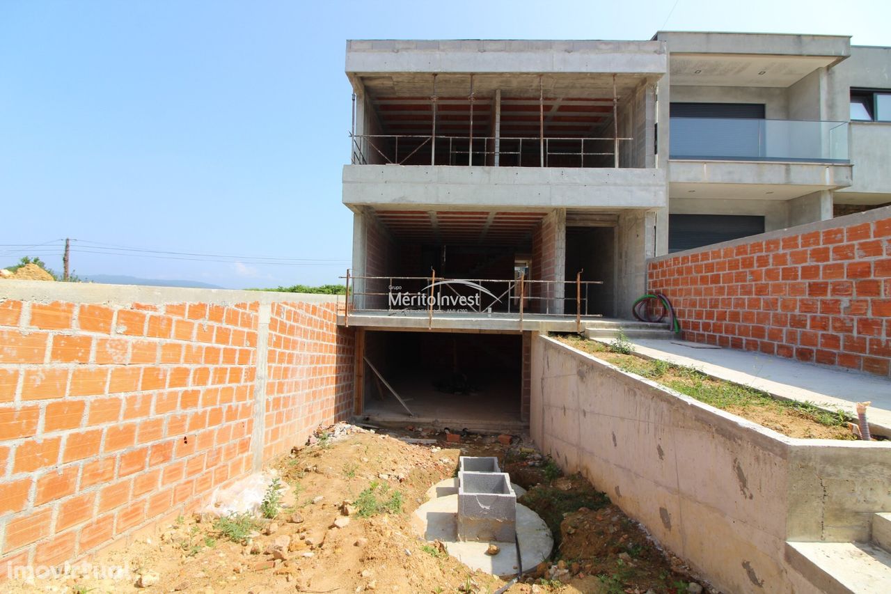 Moradia T3 em Banda, Nova, a cinco minutos da praia, localizada na fre