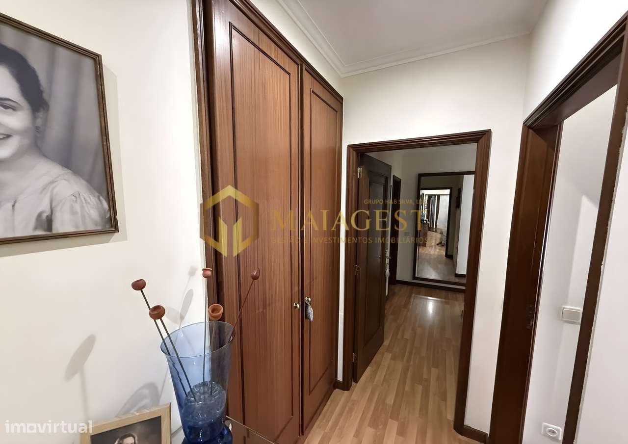 Apartamento T2 Renovado na Madalena com Garagem e Arrumos-15
