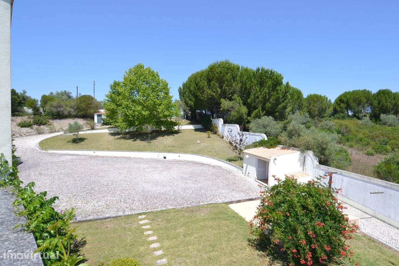 Moradia V7 inserida em terreno de 7.440 m2 - Grande imagem: 4/33