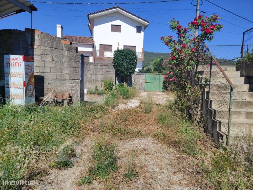 Moradia T3 com comércio para café em Quintiães - Barcelos-12