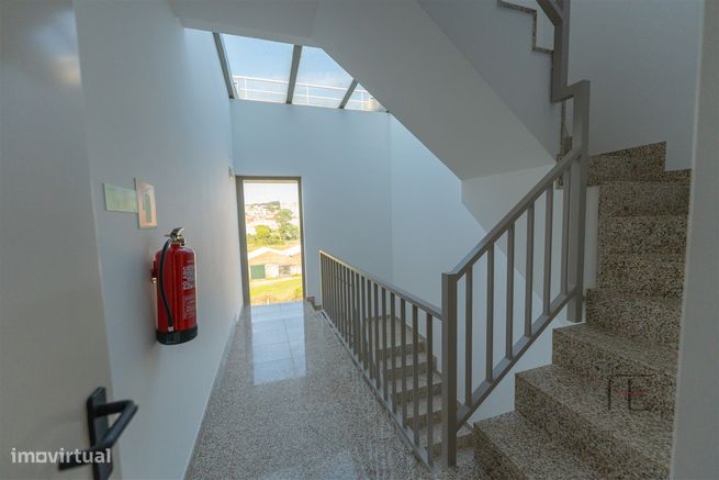 Apartamento T3 como novo, 2 lugares de garagem e 2 arrecadações, Esmor-26