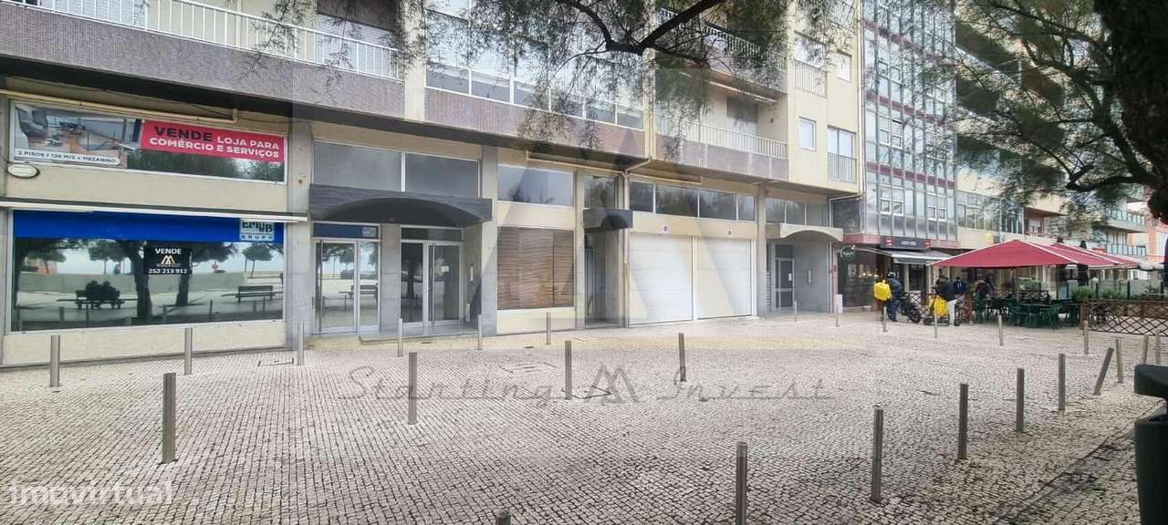 Loja comercial no largo do passeio Alegre, na Póvoa de Varzim.-13