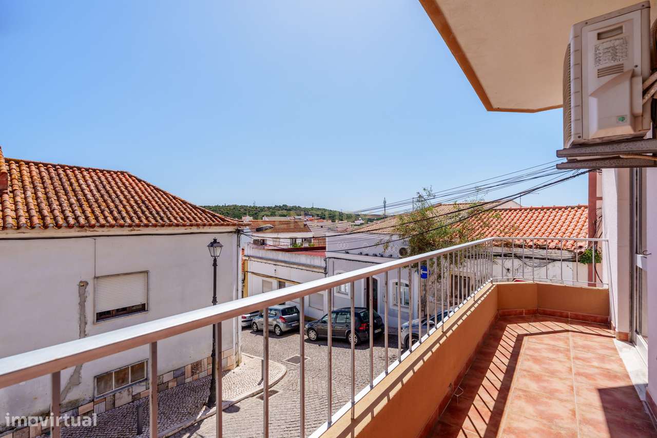 T2 renovado com varanda e terraço no Centro Histórico de Silves-10