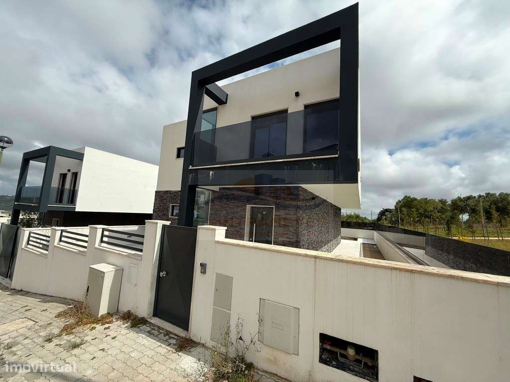 Moradia dos Sonhos 3 Suítes, Piscina, Painel Solar, 4 Vagas Garagem...-25