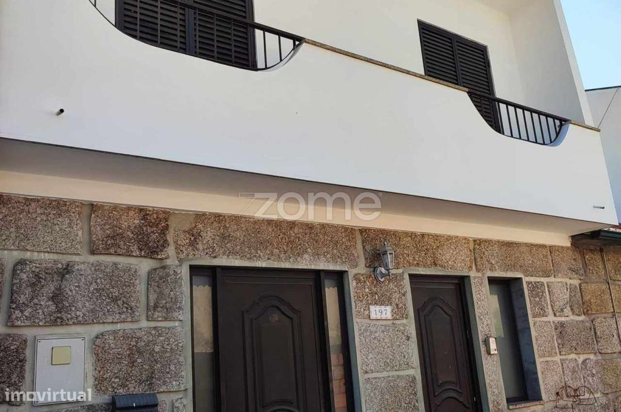 Moradia T3 renovada com 2 frentes Próxima ao centro de Vizela. - Grande imagem: 2/42