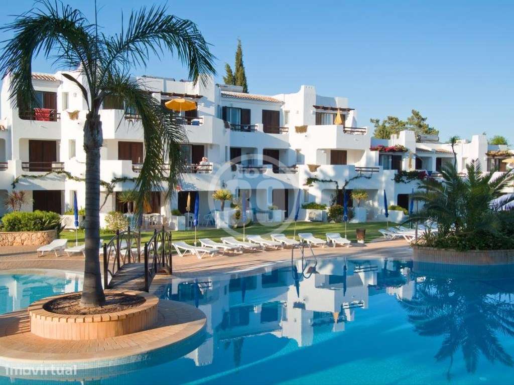 Apartamento T2 com Vista Piscina e Localização Privilegiada