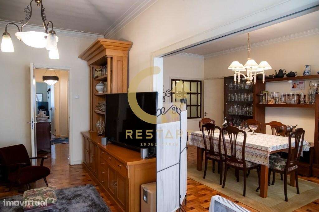 Moradia de Rés-do-chão e 1º Andar com Utilizações Independentes junto - Grande imagem: 5/42