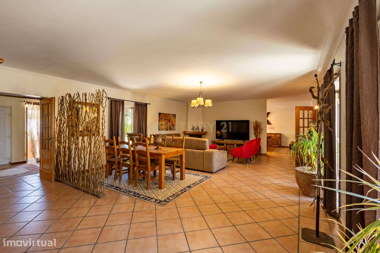 Moradia T5 Térrea com Piscina, Garagem e Lote de 2000 m² – Venda do Al-7