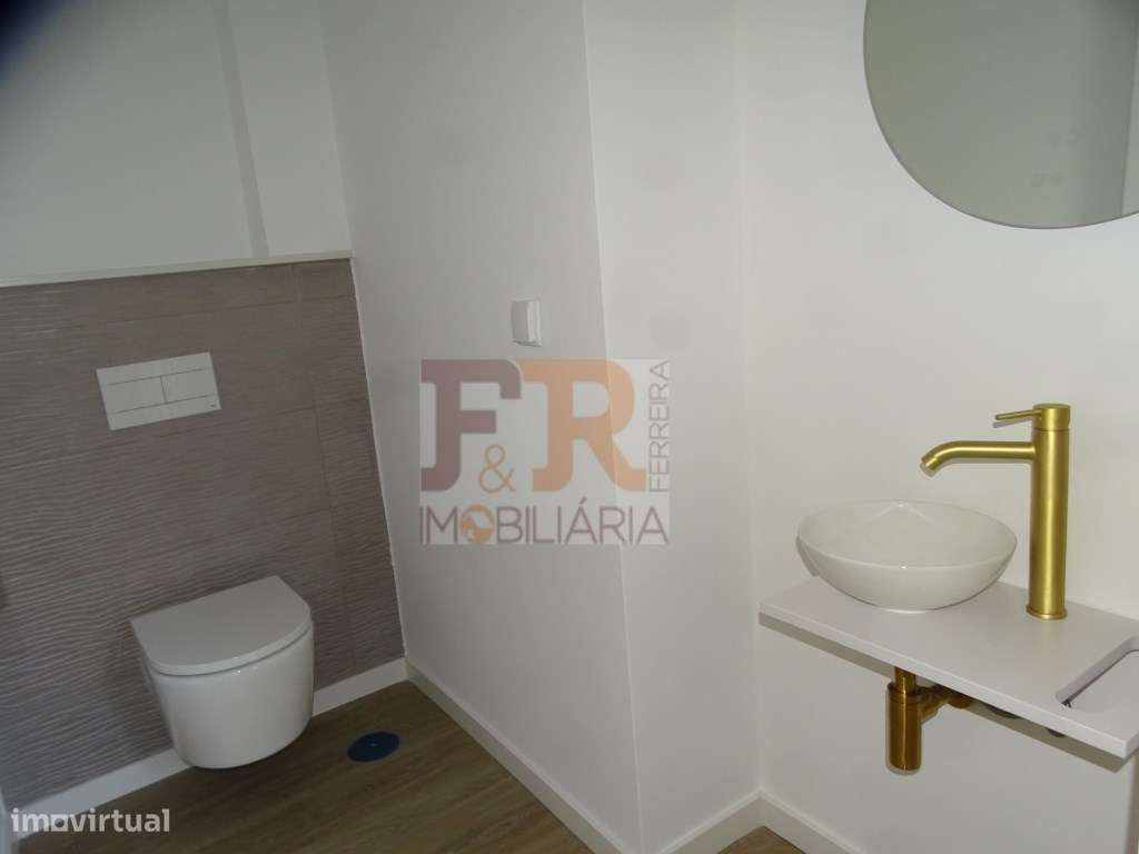 Moradia Geminada Triplex T3+1 com Cave Fernão Ferro-5