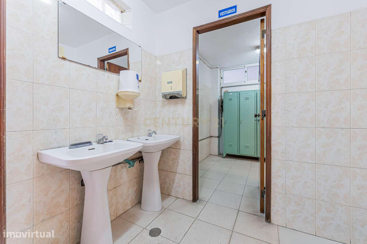Trespasse Armazém Amplo com Oficina Totalmente Funcional Amadora-12