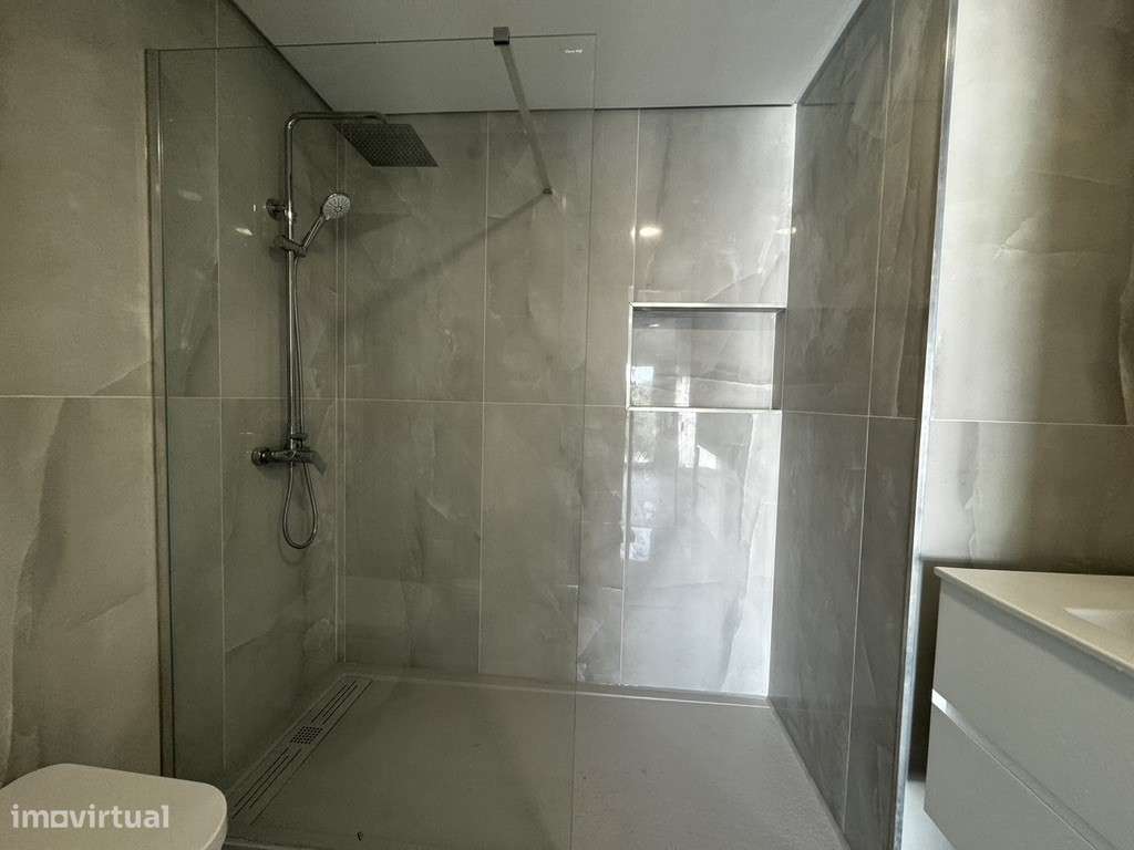 Moradia com 3 Suites, Garagem, Logradouro, Churrasqueira e Piscina-30