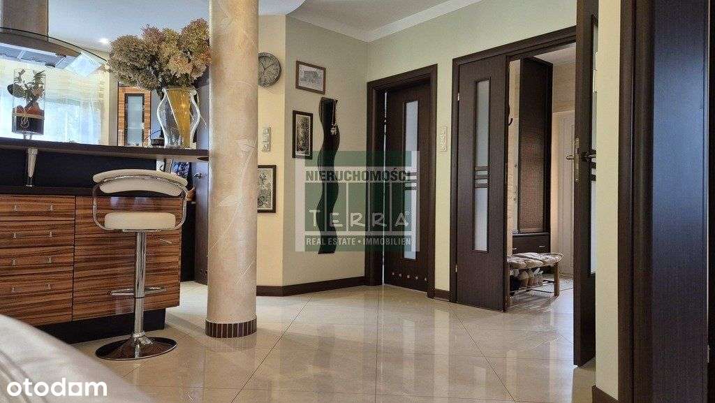 Uroczy dom na przedmieściach.-14