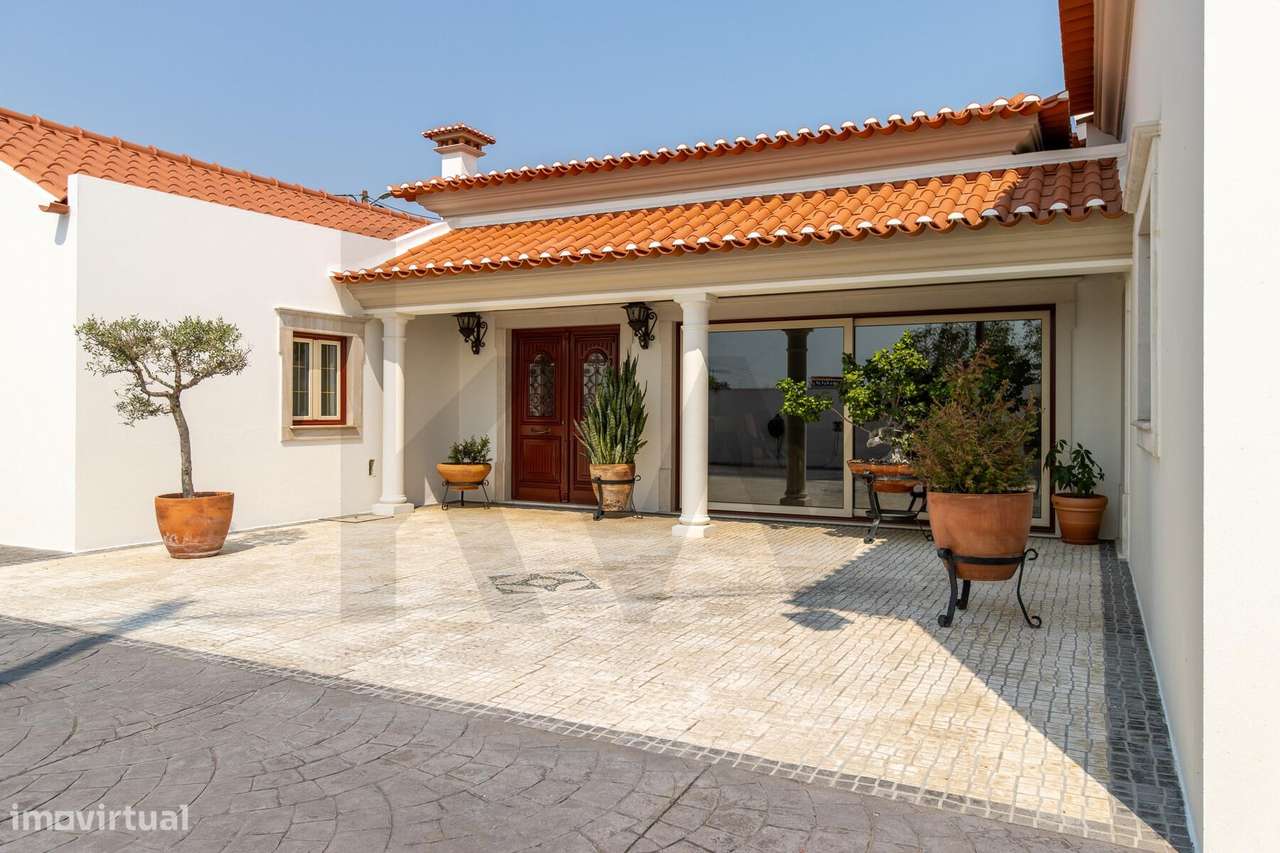 Moradia de Luxo T4+2  com Espaços de Lazer e Apoio | Remodelada e Mobi - Grande imagem: 5/58