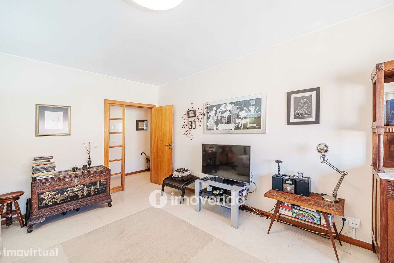 Apartamento T3, com garagem e arrecadação, na Ramada-5
